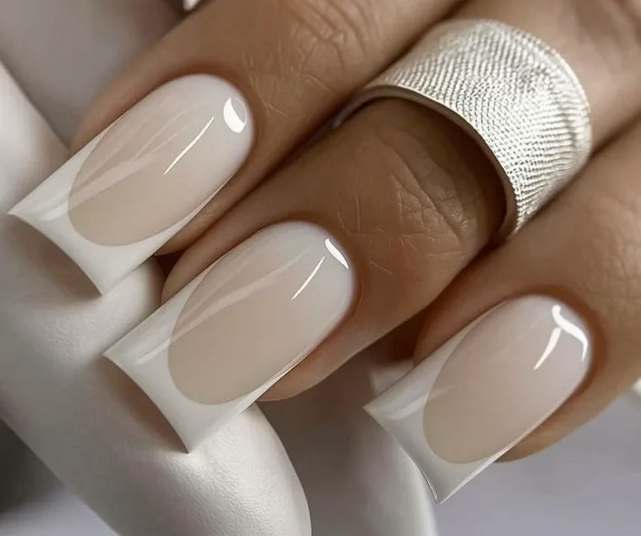 Nägel mit breiter French-Spitze in Nude